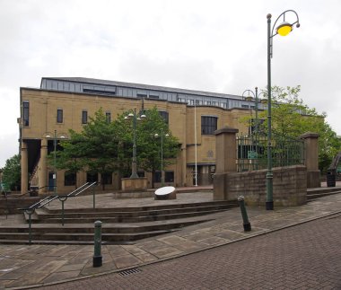 Batı Yorkshire 'da Bradford Meydanı' ndaki Bradford Hukuk Mahkemesi 'nin önünde.