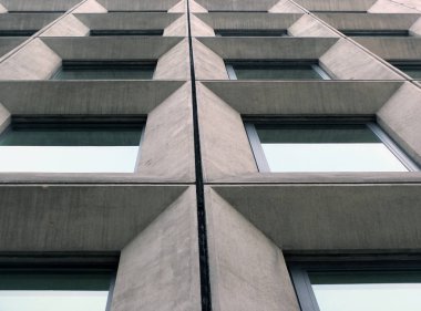 geometrik açılı beton pencerelere bakış açısı modernist 1960 'ların vahşi tarzı binasının ön cephesinde