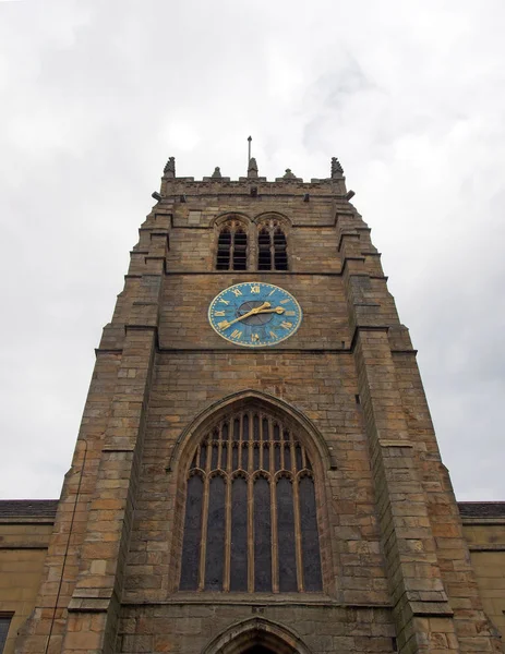 La tour de la cathédrale médiévale de Bradford dans le yorkshire occidental avec horloge et fenêtres — Photo