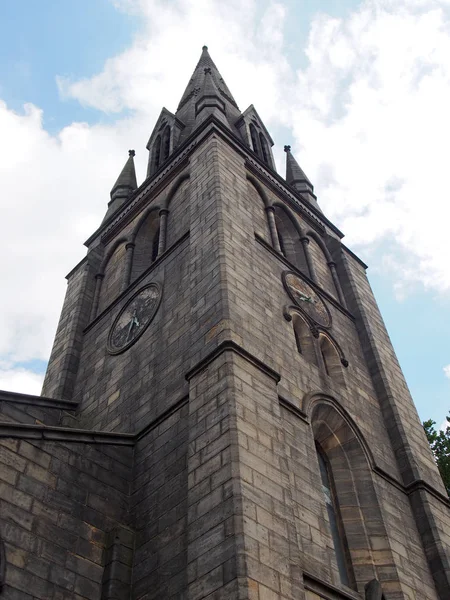 Turmspitze der ehemaligen Kirche des heiligen Matthäus in Holbeck in Leeds, erbaut 1832, berühmt als Begräbnisstätte des Ingenieurs und Erfinders Matthäus Murray — Stockfoto
