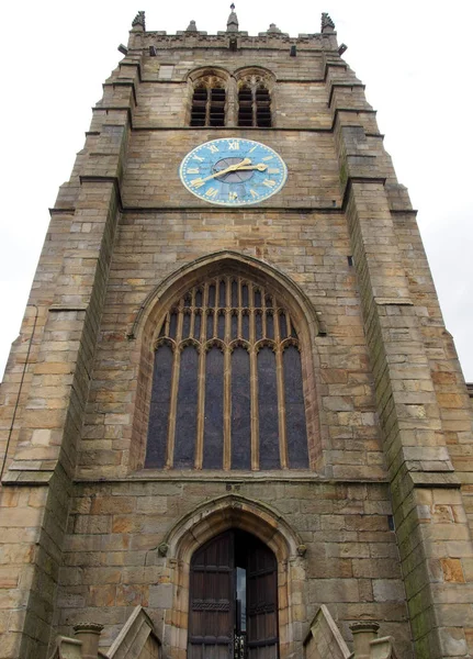 Der turm der mittelalterlichen bradford kathedrale in west yorkshire mit tür und alter uhr — Stockfoto