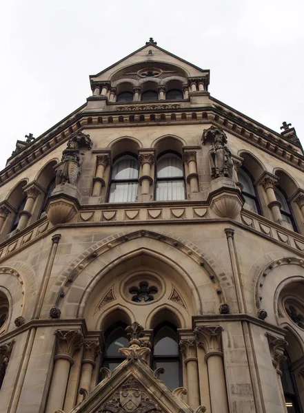 Primer plano detalle vista del ayuntamiento de Bradford en West Yorkshire un edificio de piedra arenisca renacimiento gótico victoriano con estatuas y torre del reloj — Foto de Stock