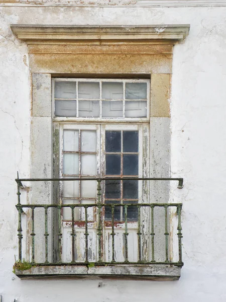Старое живописное рушащееся окно на балконе с шелушащей белой болью — стоковое фото