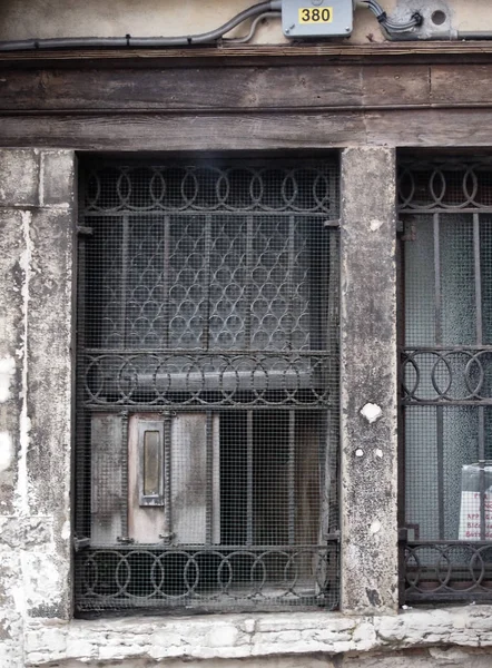 Старе брудне стародавнє вікно з брусками і дерев'яною рамкою поштової скриньки і — стокове фото