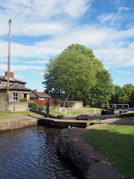 Calder 'daki Brighouse Havzası' ndaki çıkış kapısı ve 19. yüzyıl kilit bekçilerinin bulunduğu Hebble navigasyon kanalı. — Stok fotoğraf