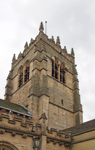 Вежа середньовічного собору Брейдфорд у західному Йоркширі з годинником та вікнами. — стокове фото