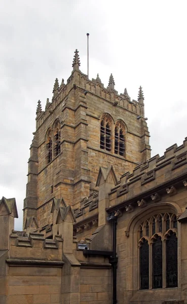 Вид на середньовічну церкву Бредфордського собору в західному Йоркширі вежа і декоративне кам'яне оздоблення — стокове фото
