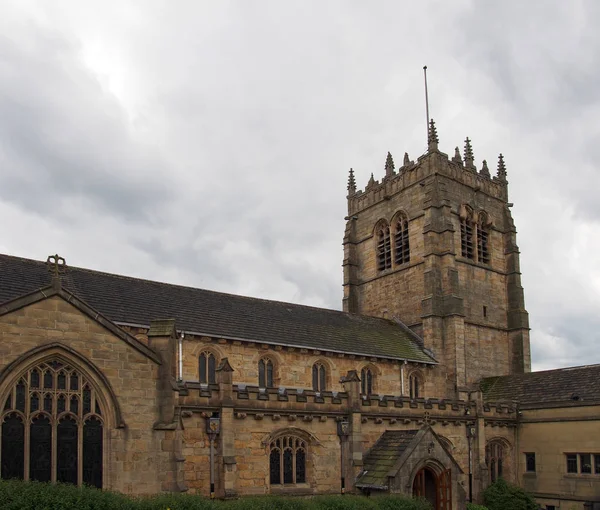 Вид на вежу і головний вхід до соборної церкви святого Петра в Бредфорді західний Йоркшир — стокове фото