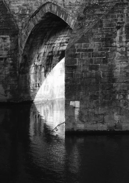 ロンドンの橋の白黒写真です — ストック写真