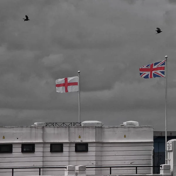 Κοράκια Που Κυματίζουν Πάνω Από Βρετανικές Σημαίες Στο Margat — Φωτογραφία Αρχείου