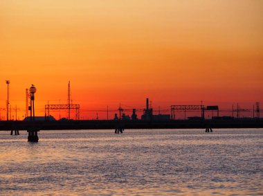demiryolu köprüsü conn ile turuncu bir gün batımı ile venedik lagün