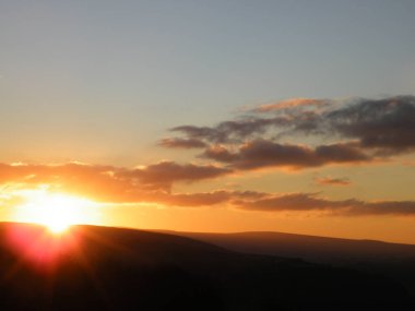 Dağların ardında güzel bir gün batımı