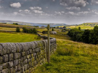 Geleneksel kuru taş duvarlı tarlalar ve York 'ta ahşap tabelalar