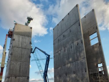 concr ile büyük bir modern şantiye üzerinde vinçler ve kuleler