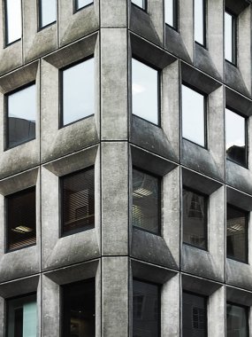 Pencereli binanın ön cephesi