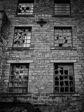 Şehirdeki terk edilmiş eski bina.