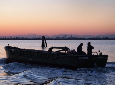 dalgalar ile akşam gökyüzü ile gün batımında ev retuning balıkçı teknesi