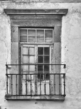 Tuğladan duvarlı eski bir ev