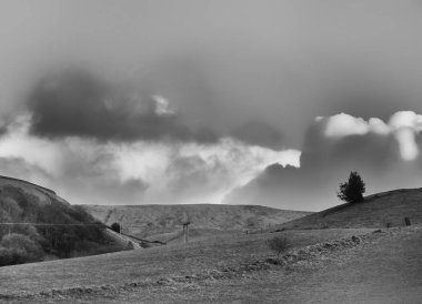 Bulutlu güzel dağ manzarası