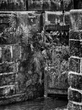 Şehrin taş duvarı.