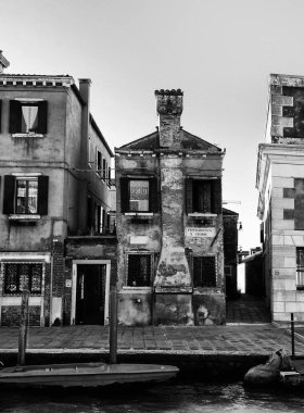 Şehirdeki eski terk edilmiş binalar.