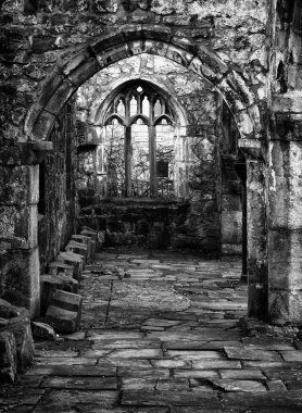 Eski tuğla duvarlı antik taş kalıntılar.