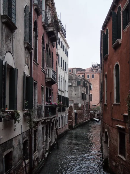Canal Entre Casas Veneza Itália Europa — Fotografia de Stock
