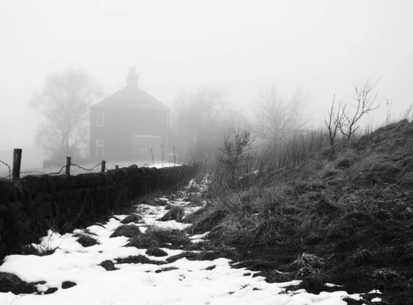Kar bir duvar ve ağaçlar ve ev v ile yoğun sis ülke yolu — Stok fotoğraf