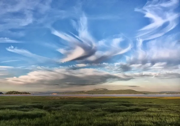 野原や曇り空の美しい風景 — ストック写真