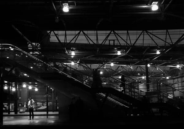 Junge Wartet Bahnhof — Stockfoto