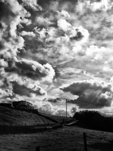 雲を持つ白黒の背景 — ストック写真