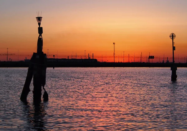 Solnedgång på lagunen i Venedig med orange himmel återspeglas i — Stockfoto