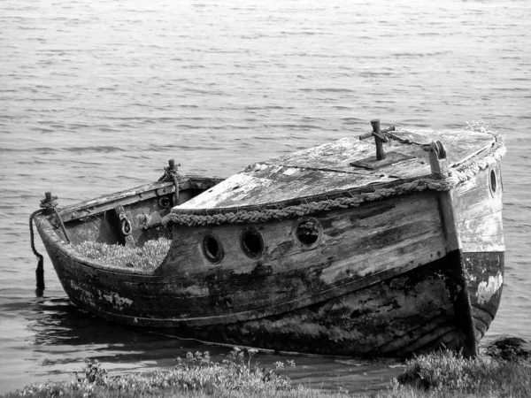海に浮かぶ古い船は — ストック写真
