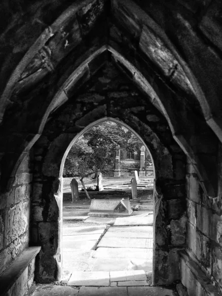 Porche y puerta de la antigua iglesia en ruinas en heptonstall en el oeste de York —  Fotos de Stock