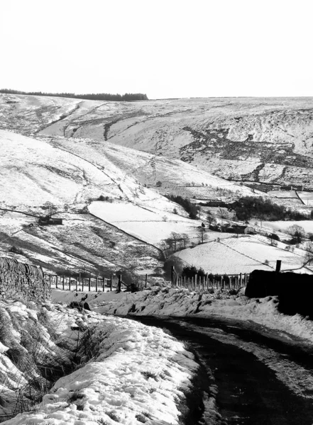 Yorkshire moor manzara g küçük bir ülke yolu ile smow sahne — Stok fotoğraf