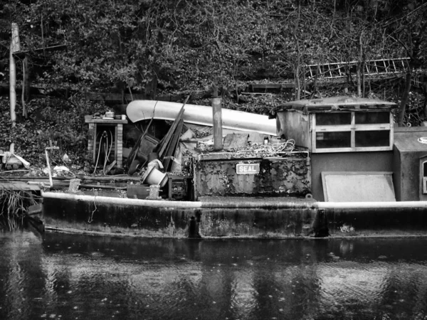 川に浮かぶ古い船は — ストック写真