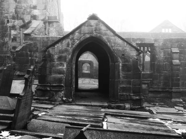 Chiesa medievale rovinata in heptonstall yorkshire nella nebbia e nebbia — Foto Stock