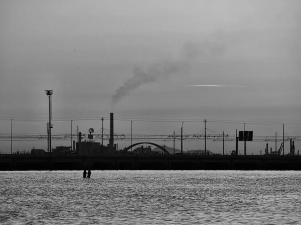 工業地帯の黒と白 — ストック写真
