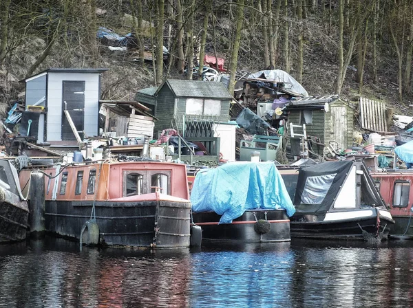 Barcos del canal utilizados para vivir en amarrado en un sitio permentant con —  Fotos de Stock
