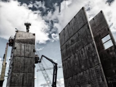 beton bir yapı üzerinde çalışan vinçler ve vinçler ile büyük highrise şantiye