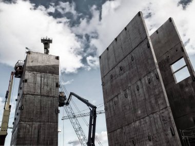 vinçler ve vinçler çalışma ile büyük highrise şantiye