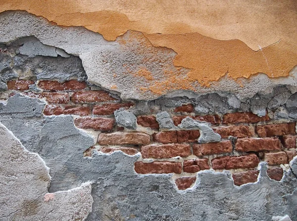 çatlamış peeling pi katmanları ile antik hasarlı kırmızı tuğla duvar