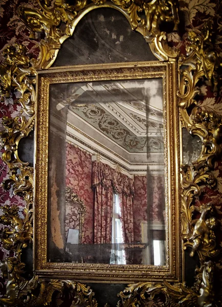 房间里有一面金色镜框的镜子 — 图库照片