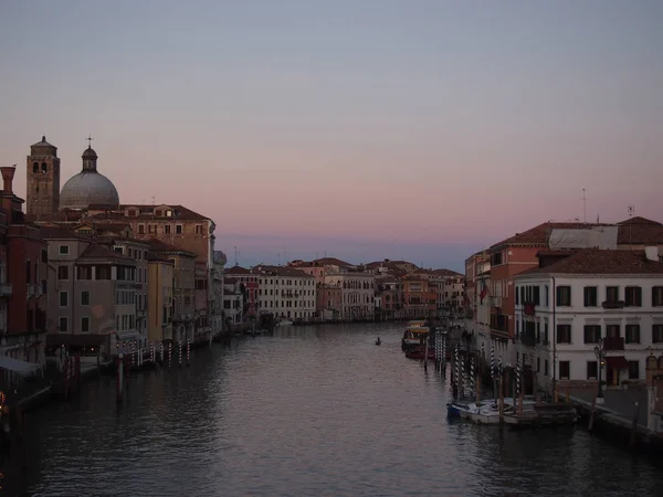 The grand canal in venice in evening twilight with sunset sky an — Stock Photo, Image