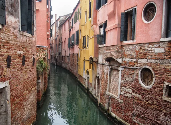 Pequeno canal em Veneza com edifícios antigos varandas uma dor desvanecendo — Fotografia de Stock