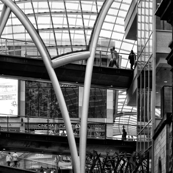 Edificio Blanco Negro Del Centro Comercial —  Fotos de Stock