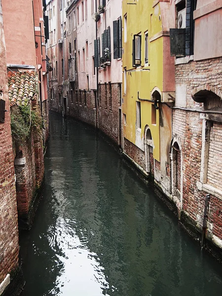 Маленький канал в Венеции со старыми зданиями балконы увядающая боль — стоковое фото