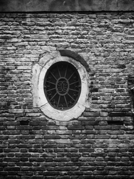 Vieja Pared Ladrillo Con Una Ventana — Foto de Stock