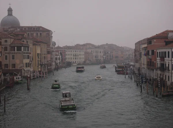 Canal in venice on a misty overcast winter morning with boats — Stock Photo, Image