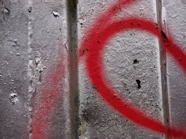 rasgele kırmızı boya ile paslı metal bir yüzeye gümüş boya soyma